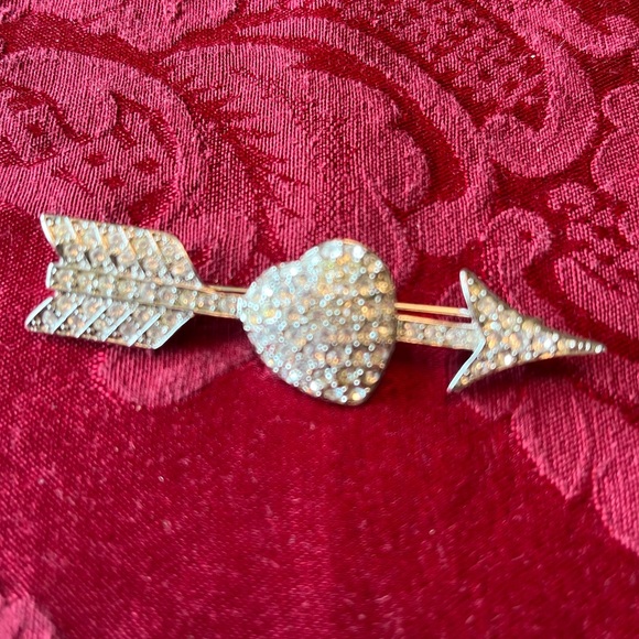 Nolan Miller designer silver-tone crystal heart arrow brooch/pin. Sweet!❣️ - Picture 4 of 4